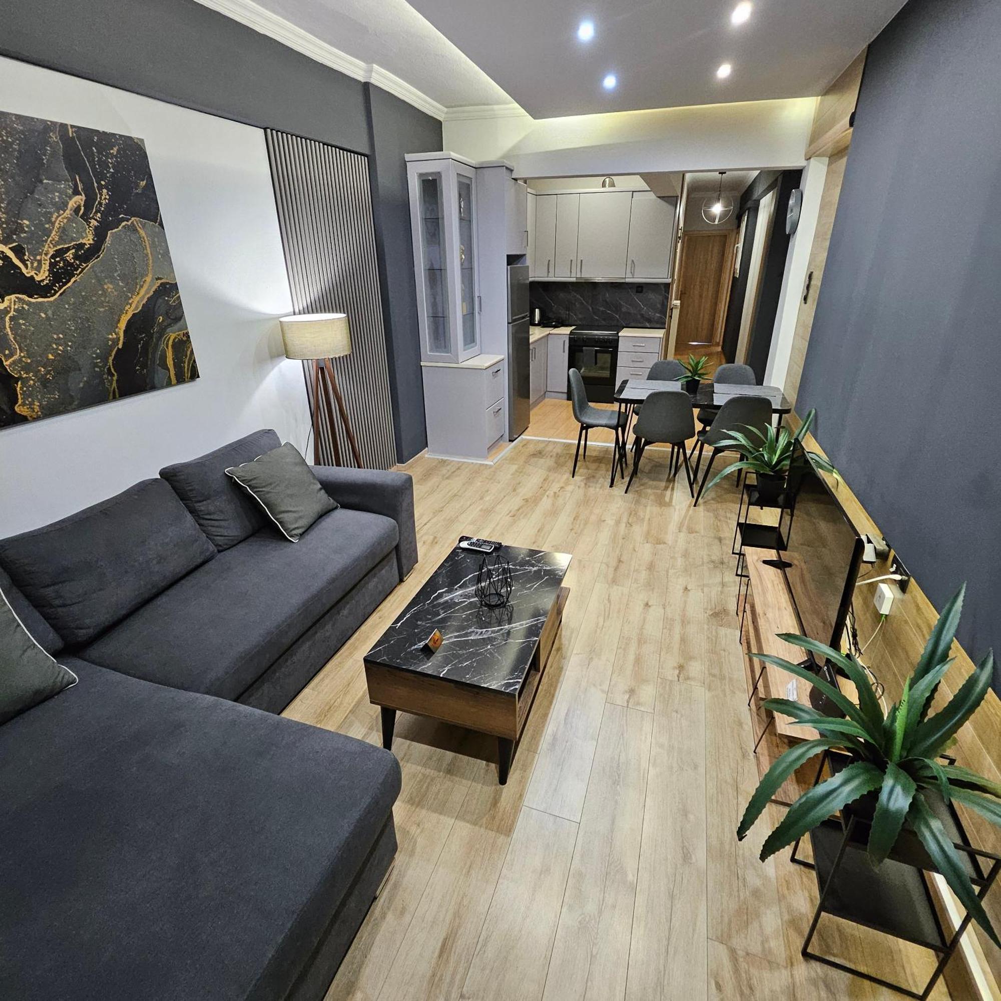 3 Modern With Free Parking Apartment